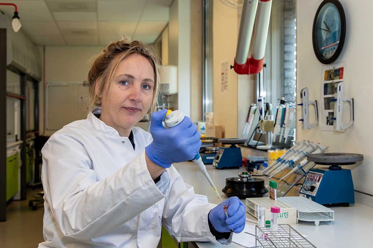 Karin Boer, analist, bezig met flucloxacilline bepaling